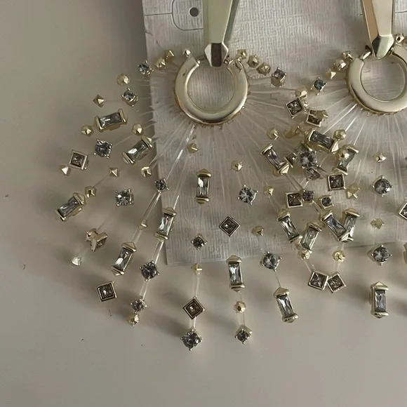 Kendra Scott Fabia Statement Earrings in Gold - Picture 6 of 7